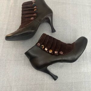 [37/6-6.5]MUDD Retro Brown Velvet Button Heel Ankle Boots